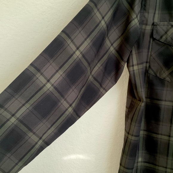 \Hurley\ Men’s Nike Dri-Fit Button Down - Picture 8 of 16